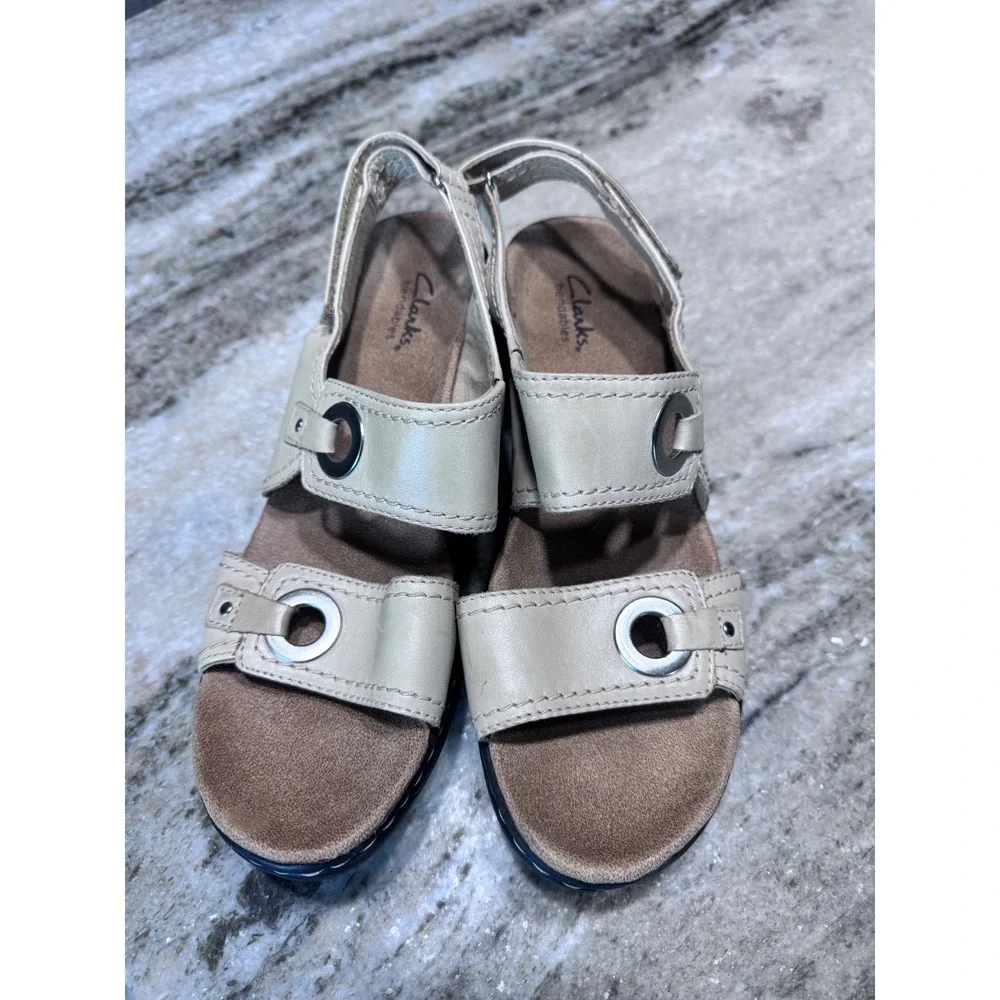 Clarks Sandals Leather Grommet Beige 8M Comfort Boho Casual Summer Slingback